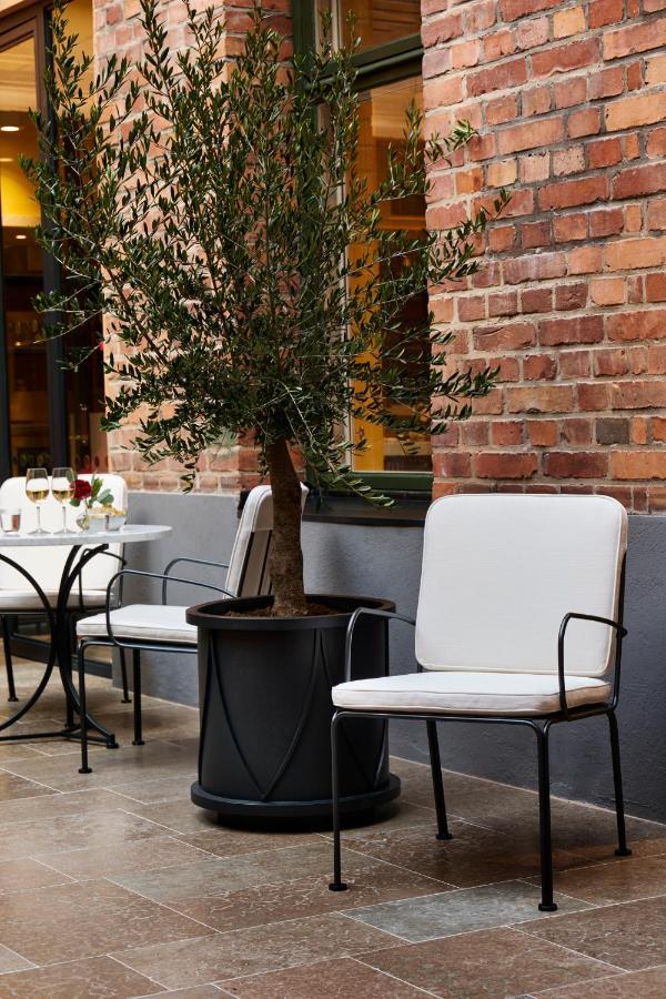 Villa Dagmar Stockholm Luaran gambar A patio with a small olive tree
