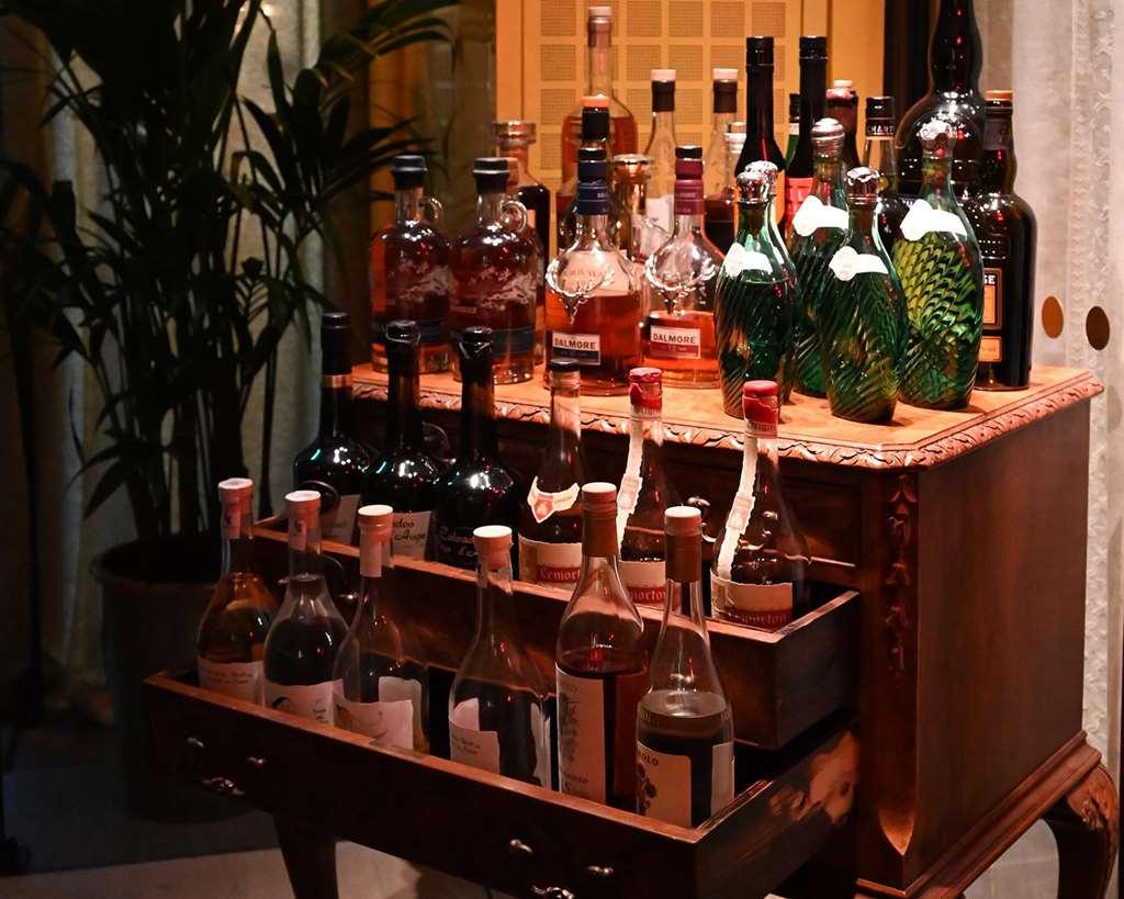 Villa Dagmar Stockholm Restoran gambar A bar cart