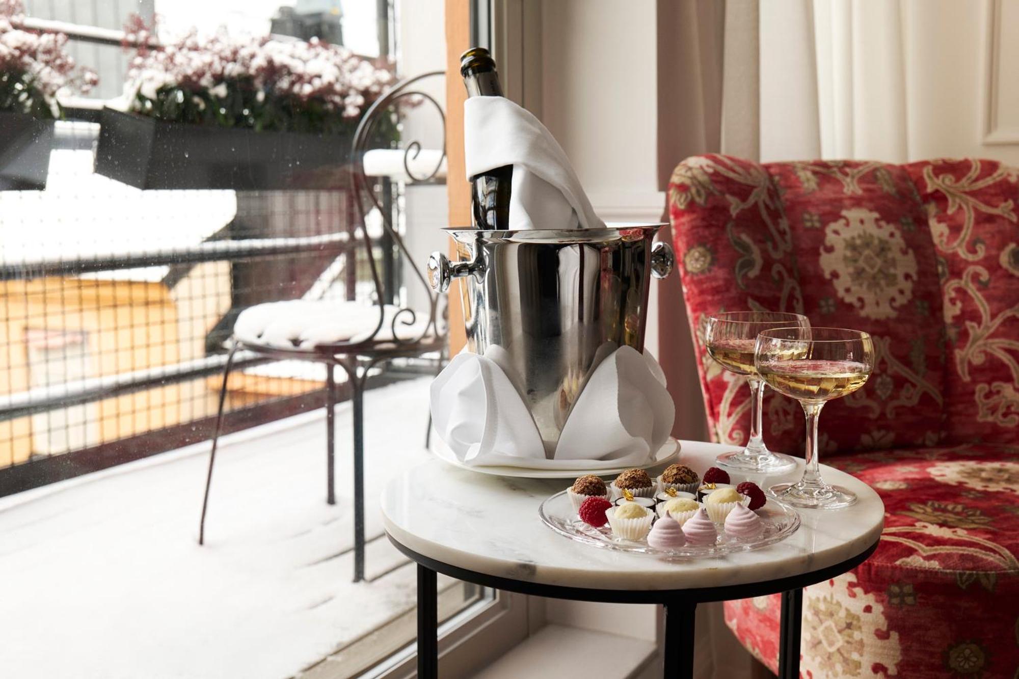Villa Dagmar Stockholm Luaran gambar A bottle of champagne in a cooler
